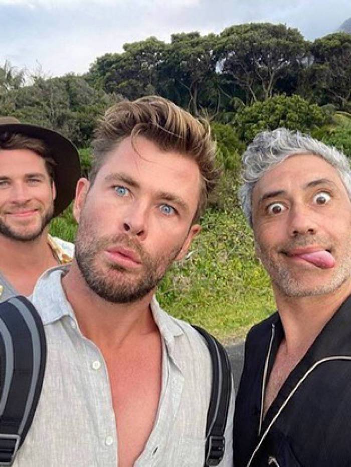  Chris Hemsworth em viagem com a fam&iacute;lia e amigos