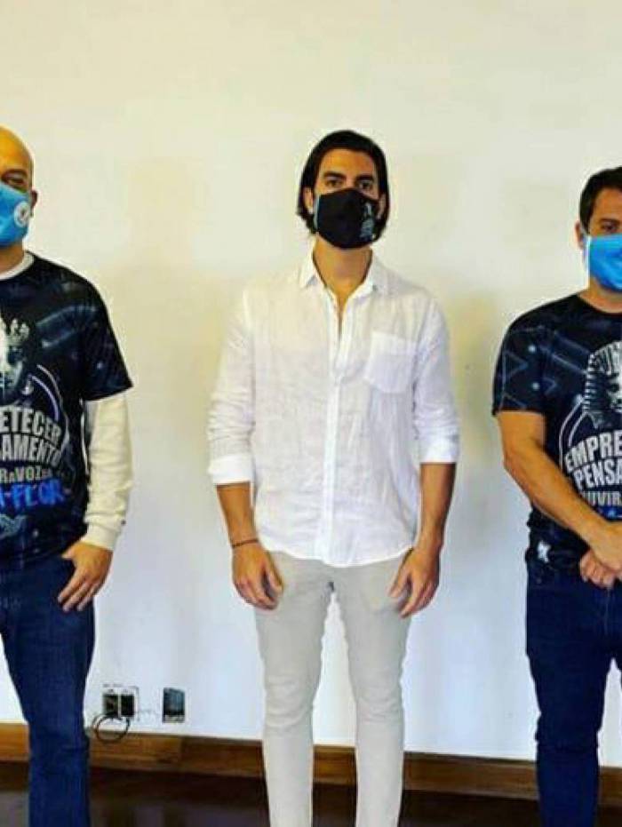 Vereador Felipe Michel com Gabriel David, representante da Beija-Flor, e o deputado federal Dr. Luizinho, coordenador da Comiss&atilde;o Externa de Enfrentamento &agrave; Pandemia da Covid-19