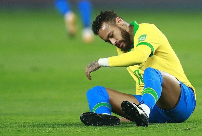 Brazil's Neymar sits on the ground during the 2022 FIFA World Cup South American qualifier football match against Peru at the National Stadium in Lima, on October 13, 2020, amid the COVID-19 novel coronavirus pandemic. (Photo by Daniel APUY / POOL / AFP)