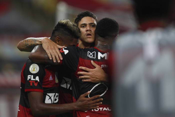 Pedro do Flamengo comemora seu gol durante partida contra a equipe do Goiás