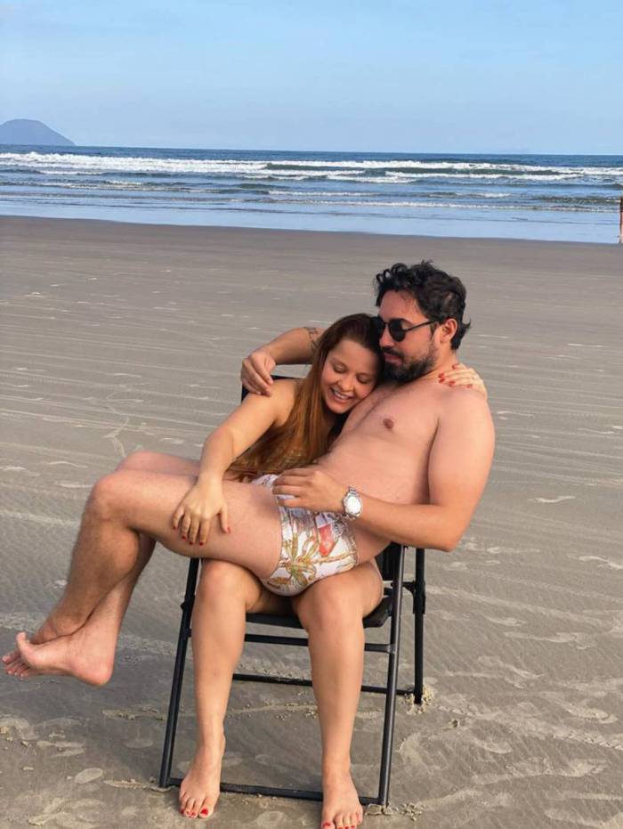 O 'princeso' Fernando Zor no colo da namorada, Maiara