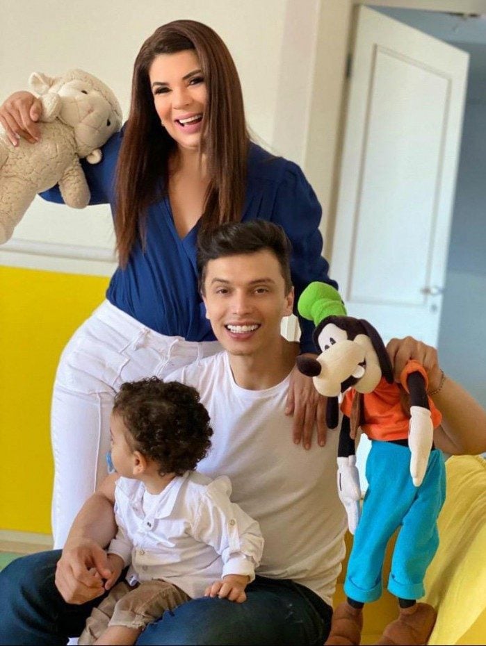 Mara Maravilha, o noivo Gabriel Torres e o filho Benjamin