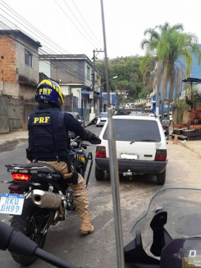No domingo, PRF prendeu motorista com carro furtado h&aacute; mais de 20 anos em Barra Mansa