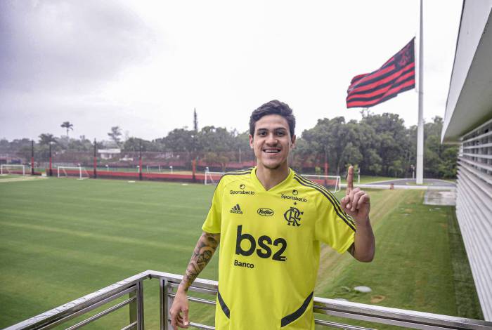 Artilheiro do Fla no Brasileirão, Pedro se coloca à disposição para jogar hoje. No detalhe, o uniforme nº 3