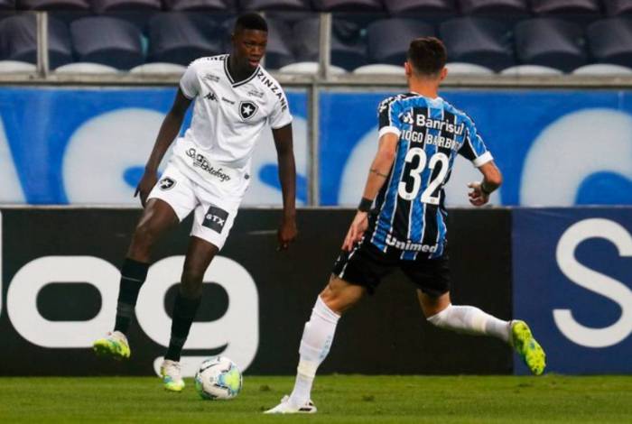 Matheus Babi, que deixou sua marca na etapa inicial, recebe a marcação de Diogo Barbosa, ex-Botafogo