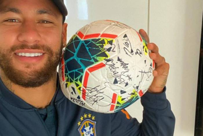 Neymar exibe a bola autografada após atingir nova marca na Seleção
