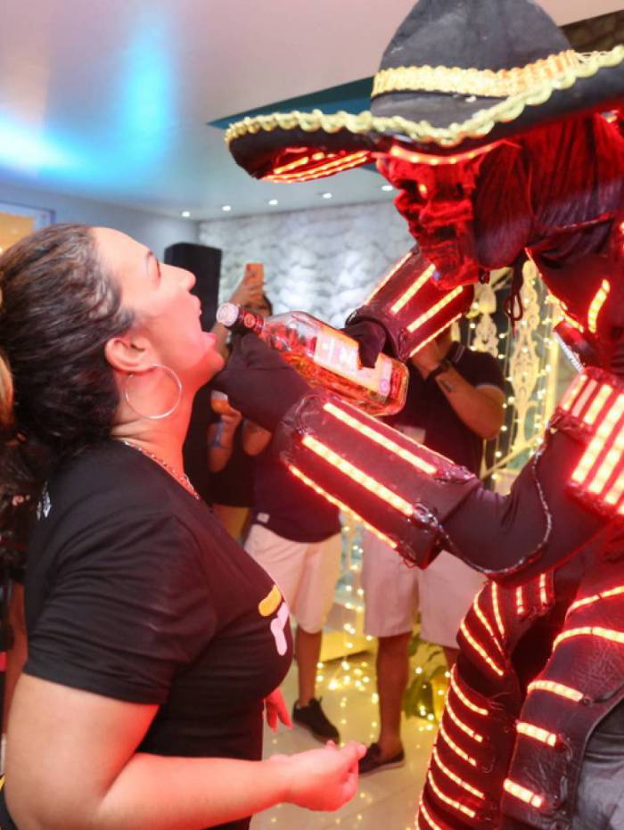 Valesca Popozuda ganha festa de aniversário surpresa para comemorar seus 42 anos