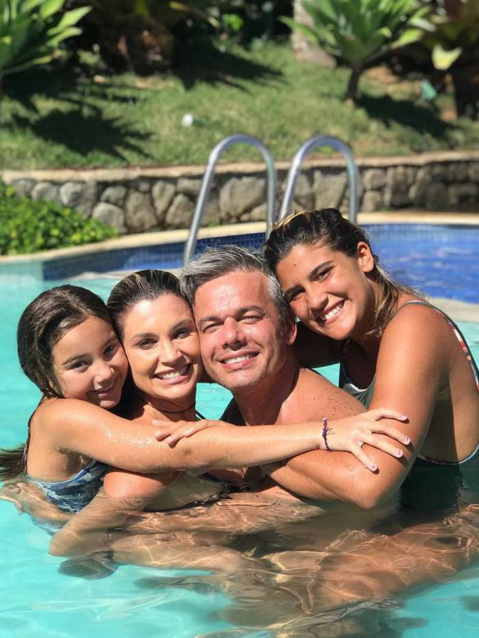 Otaviano Costa e Flávia Alessandra posam com as filhas