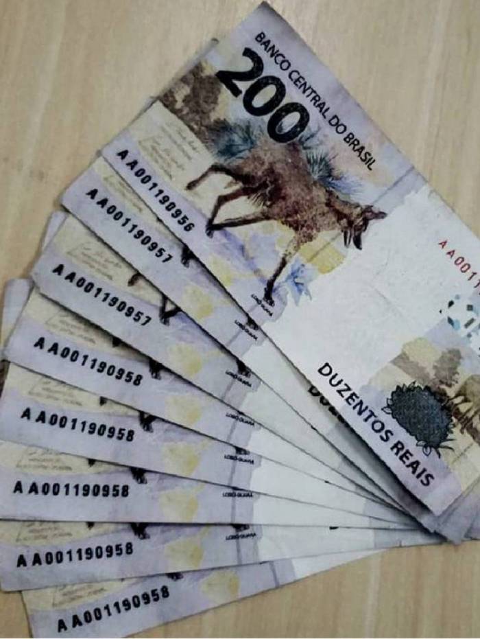 Valor total de 1600 reais em notas falsas foi usado para o pagamento de refletores