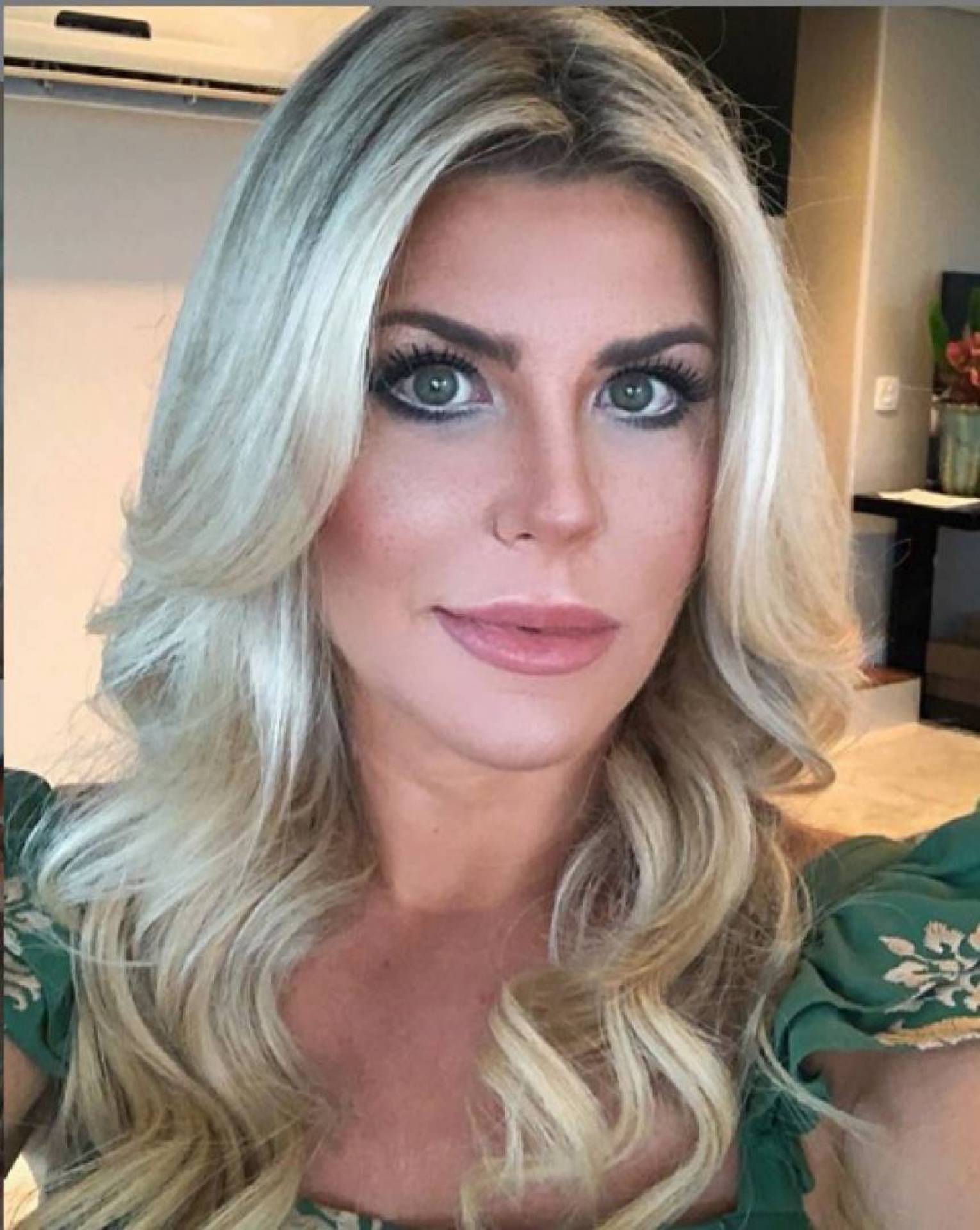 &Iacute;ris Stefanelli publica foto e f&atilde;s criticam os procedimentos est&eacute;ticos feitos pela apresentadora