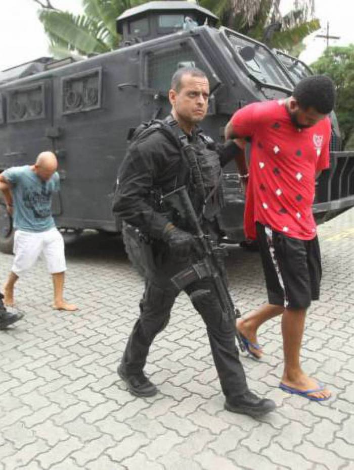 Presos chegam na Cidade da Pol&iacute;cia