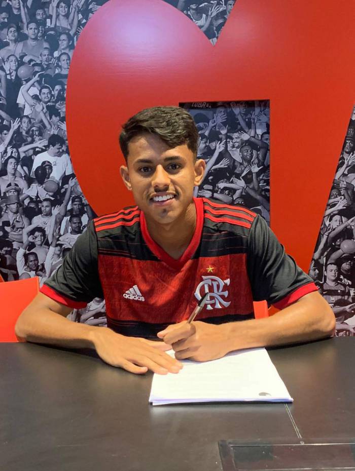 Gabriel Torres assina contrato com o Flamengo