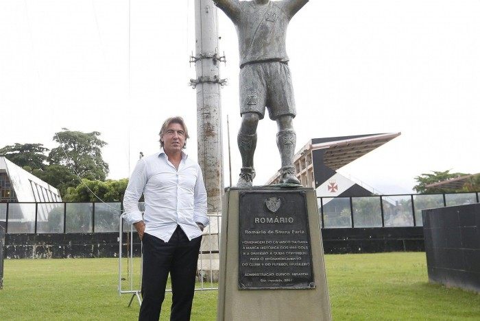Em São Januário, Ricardo Sá Pinto posa ao lado da estátua de Romário