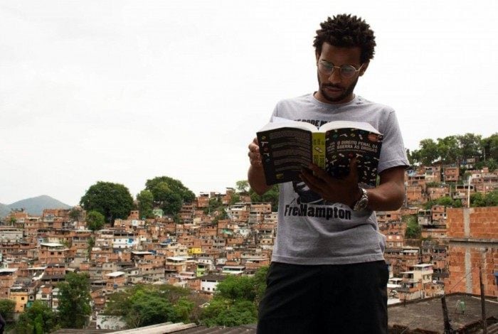 Vitor Bernardo nasceu e foi criado na comunidade onde atua