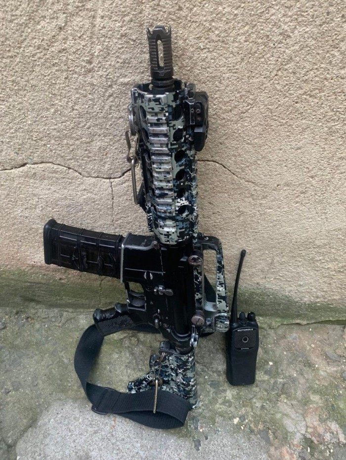 Na ação, duas pistolas, uma granada, um rádiotransmissor e drogas foram apreendidos
