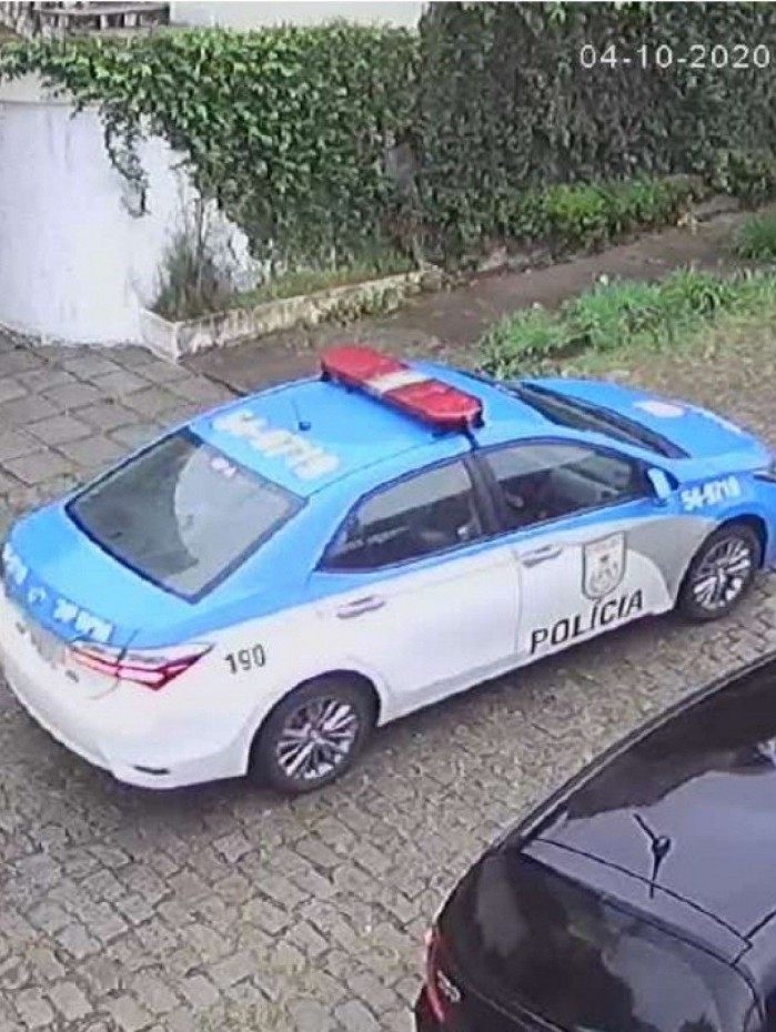 Imagens de câmera de segurança flagram a viatura perto do carro