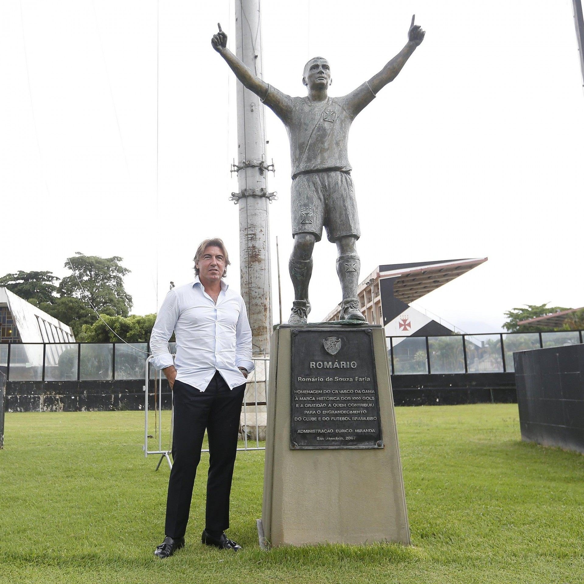 Em São Januário, Ricardo Sá Pinto posa ao lado da estátua de Romário - Rafael Ribeiro/Vasco