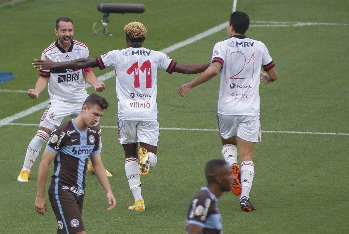 A equipe do Flamengo venceu a do Corinthians por 5x1, em partida válida pela décima sétima rodada do Campeonato Brasileiro 2020, realizada na Neo Química Arena, Zona Leste de São Paulo, neste domingo (18). 