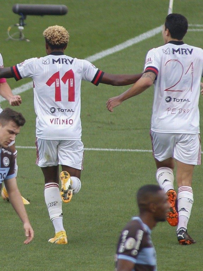 A equipe do Flamengo venceu a do Corinthians por 5x1, em partida vÃ¡lida pela dÃ©cima sÃ©tima rodada do Campeonato Brasileiro 2020, realizada na Neo QuÃ­mica Arena, Zona Leste de SÃ£o Paulo, neste domingo (18). 