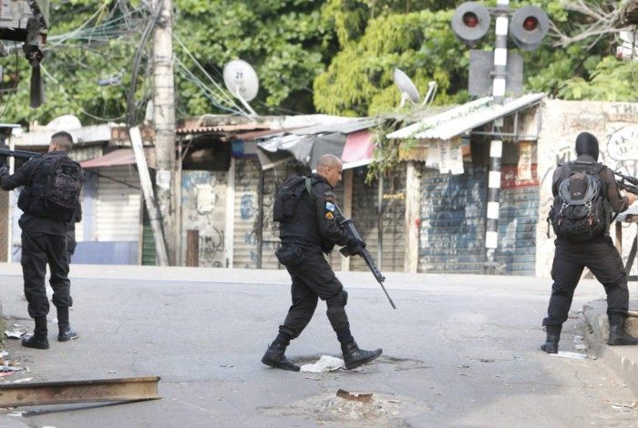 Policiais militares do Batalhão de Ações com Cães (BAC), do Batalhão de Polícia de Choque (BPChq) e do Bope atuam na favela do Jacarezinho
