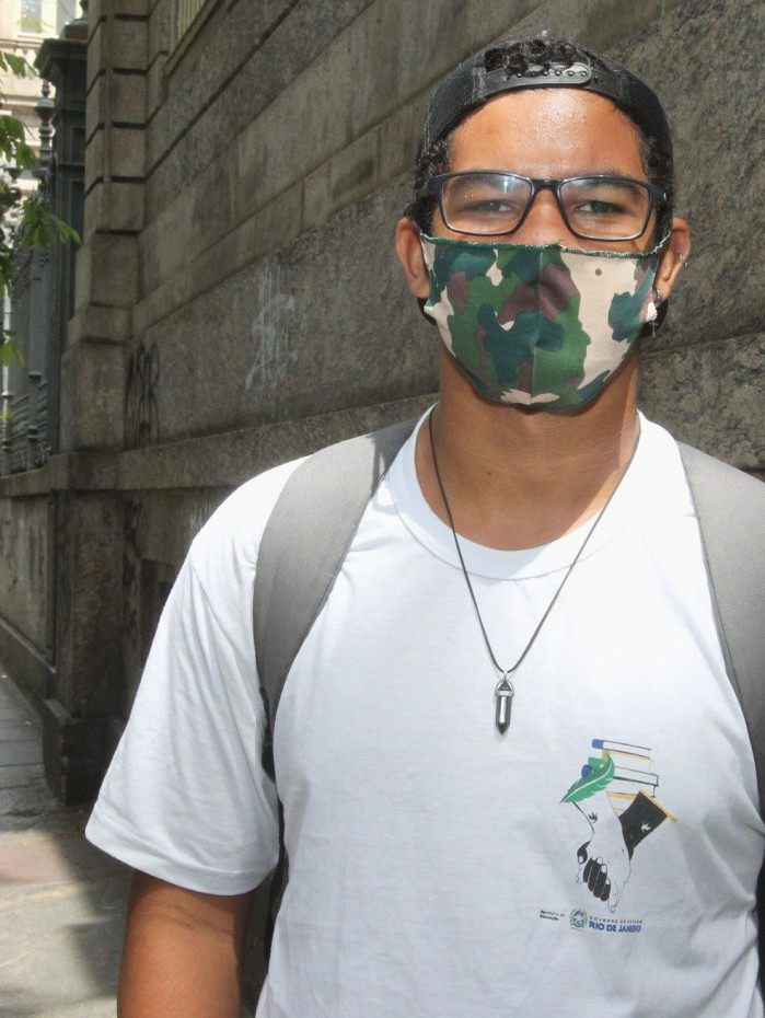 Estudante Artur Mineiro foi um dos poucos que compareceram &agrave; aula no primeiro dia de retomada na cidade do Rio, na &uacute;ltima segunda-feira