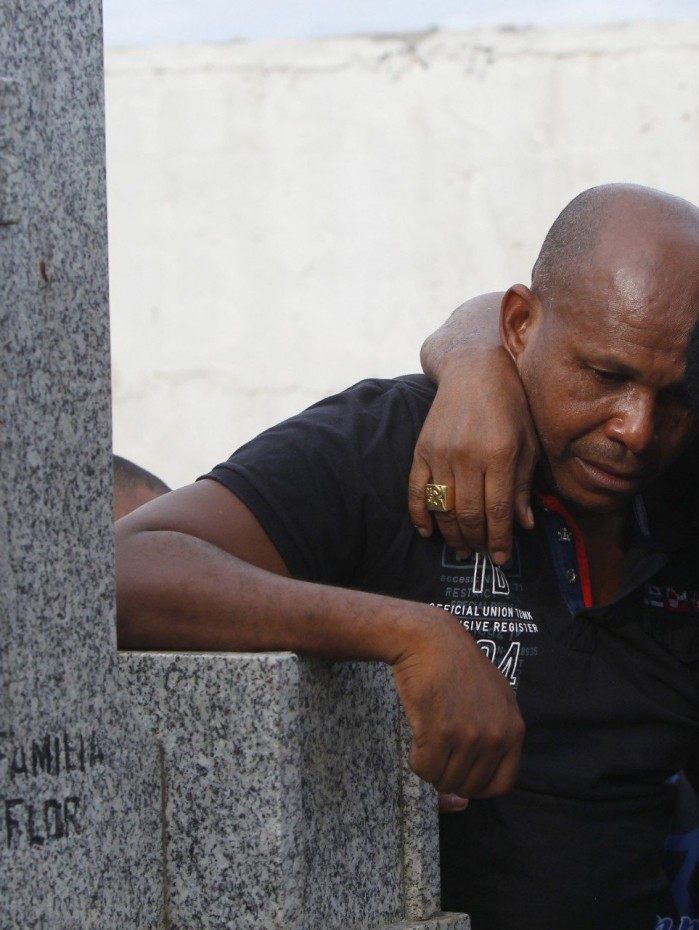 Dezenas de pessoas, incluindo fãs de Neguinho da Beija-Flor, que estava inconsolável, estiveram no local para dar força a ele e outros familiares