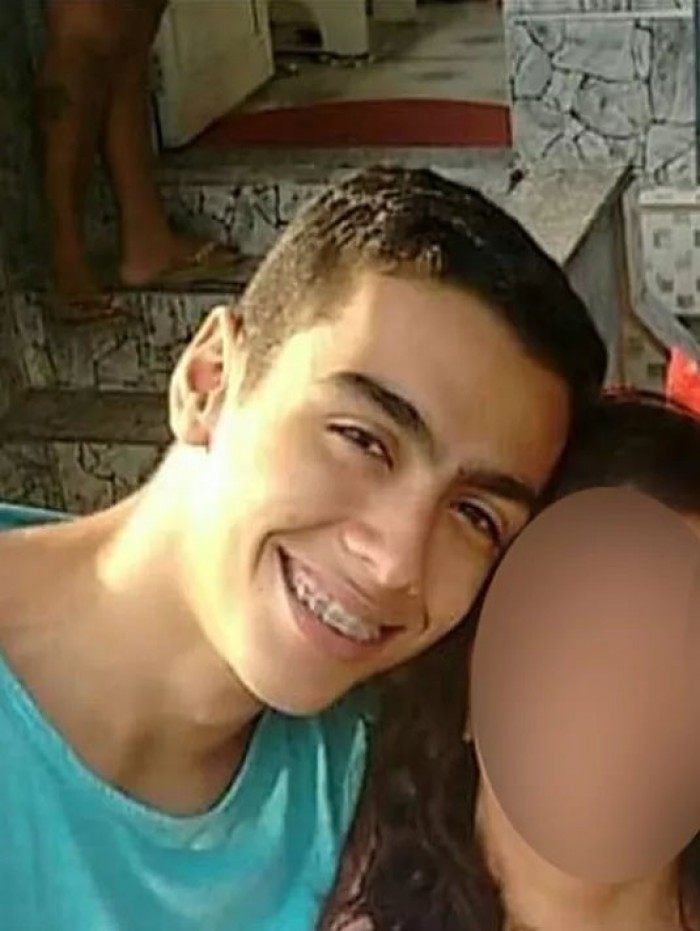 Caio G. Soares de 23 anos foi morto por uma bala perdida quando estava em casa, no Morro da Coroa, no Catumbi
