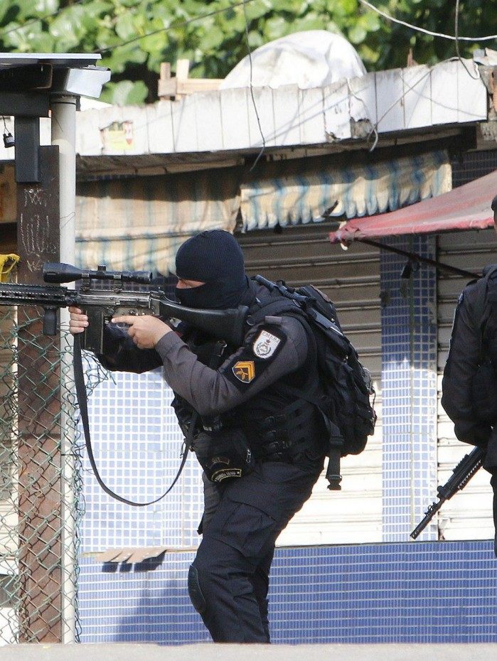 Rio de Janeiro - RJ  - 19/10/2020 - Policia -  OperaÃ§ao no Jacarezinho tem tiroteio e vias interditadas. Policiais militares do Batalhao de AÃ§oes com Caes (BAC), do Batalhao de Policia de Choque (BPChq) e do Bope atuam nas comunidades do Jacarezinho, Manguinhos e Mandela - na foto, policiais entram na favela do Jacarezinho - Foto Reginaldo Pimenta / Agencia O Dia
