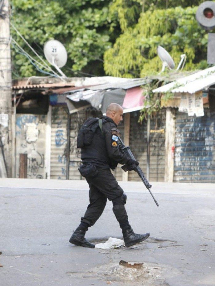 Policiais militares do Batalhão de Ações com Cães (BAC), do Batalhão de Polícia de Choque (BPChq) e do Bope atuam na favela do Jacarezinho
