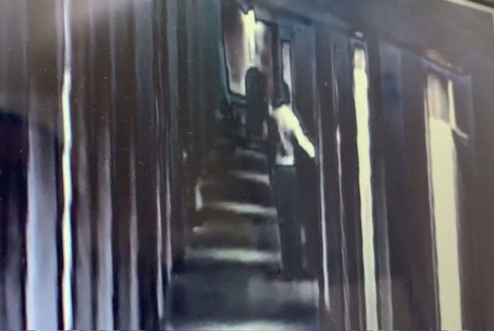 Câmera do corredor do hotel flagra o momento em que o agressor sai do quarto da vítima de estupro