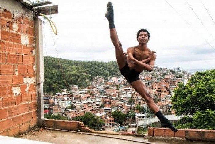 Luís Fernando Rego morou na comunidade Nova Brasília, no Alemão, onde se apaixonou pelo balé