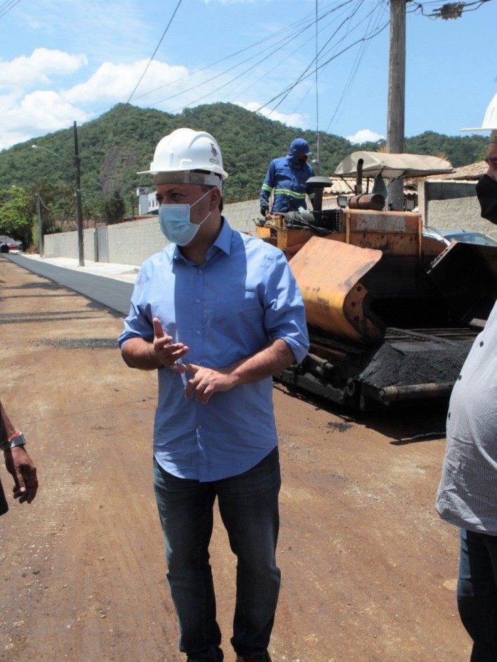 O prefeito Rodrigo Neves fez uma visita técnica às intervenções nos bairros Serra Grande e Maravista, que  integram o pacote de urbanização - Berg Silva/divulgação
