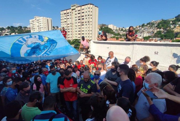 Amigos e familiares se despedem de Caio Soares