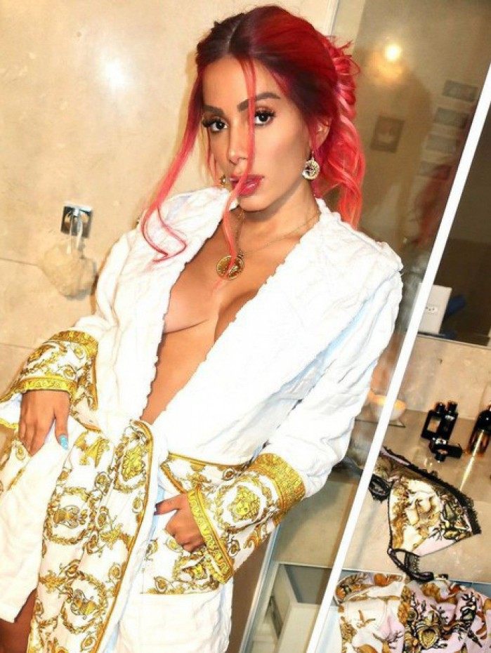Anitta posa com look milionário nas redes sociais