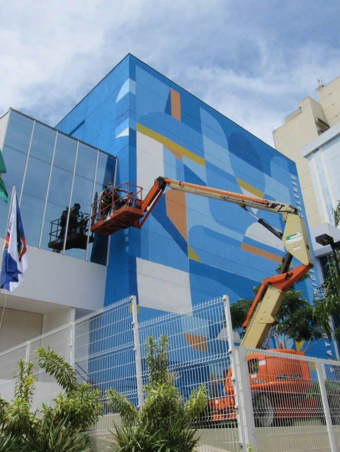 Com estilo marcante e tendo o universo urbano como inspiração, Marcelo Eco ainda vai realizar outras duas obras na cidade; esta ficará pronta até sexta (23) - Divulgação