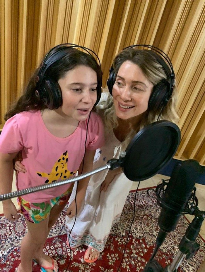 Leticia Spiler cantando com a filha Stela - Reprodução/Instagram