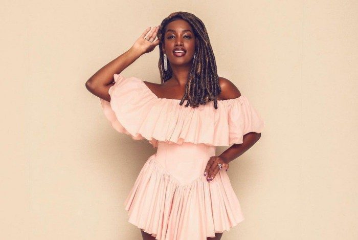 Cantora iza - @alexsantanaphotographer/instagram