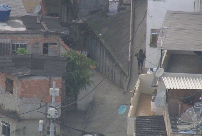 Bandidos circulam armados no Morro da Mangueira, Zona Norte
