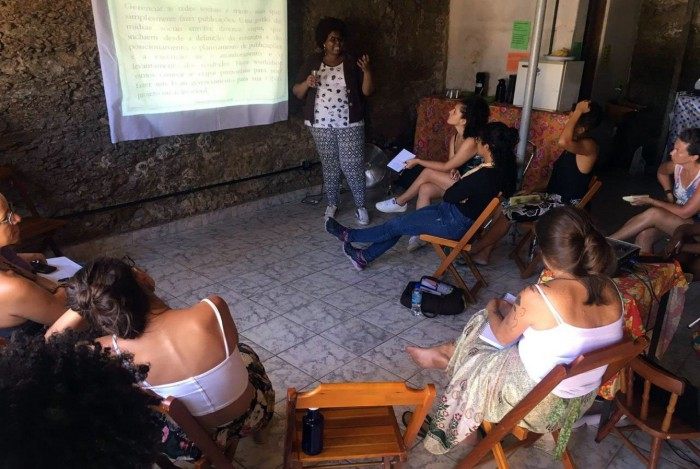 Curso é ministrado pela jornalista Tássia Di Carvalho