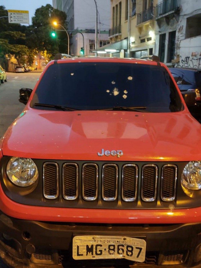 Perseguição começou no Estácio e terminou perto da Praça Cruz Vermelha. Uma mulher foi baleada na cabeça e morreu no Catumbi