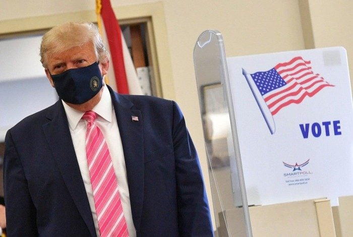 Ao votar, Trump usou uma máscara, algo que raramente costuma fazer, minimizando o vírus desde o início 