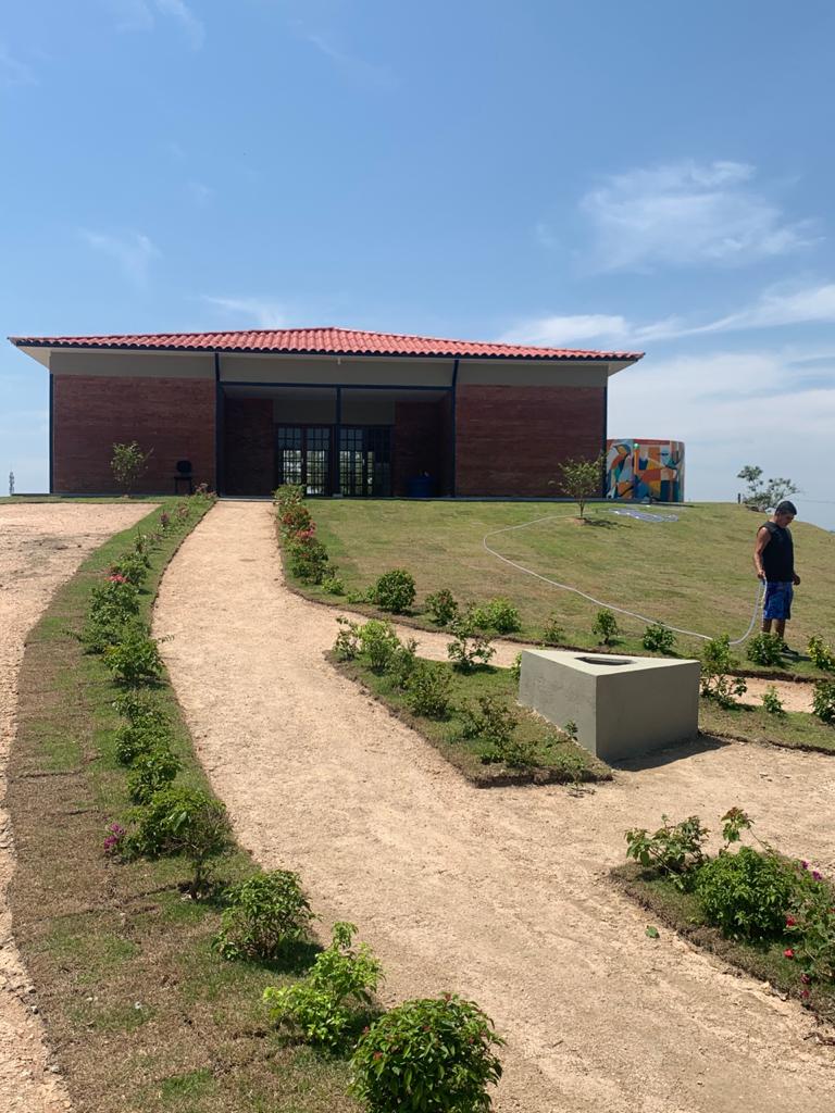 Entre os equipamentos erguidos está a primeira de uma série de quatro obras produzidas especialmente para a cidade pelo internacionalmente renomado designer, ilustrador e grafiteiro gonçalense Marcelo Eco - Divulgação