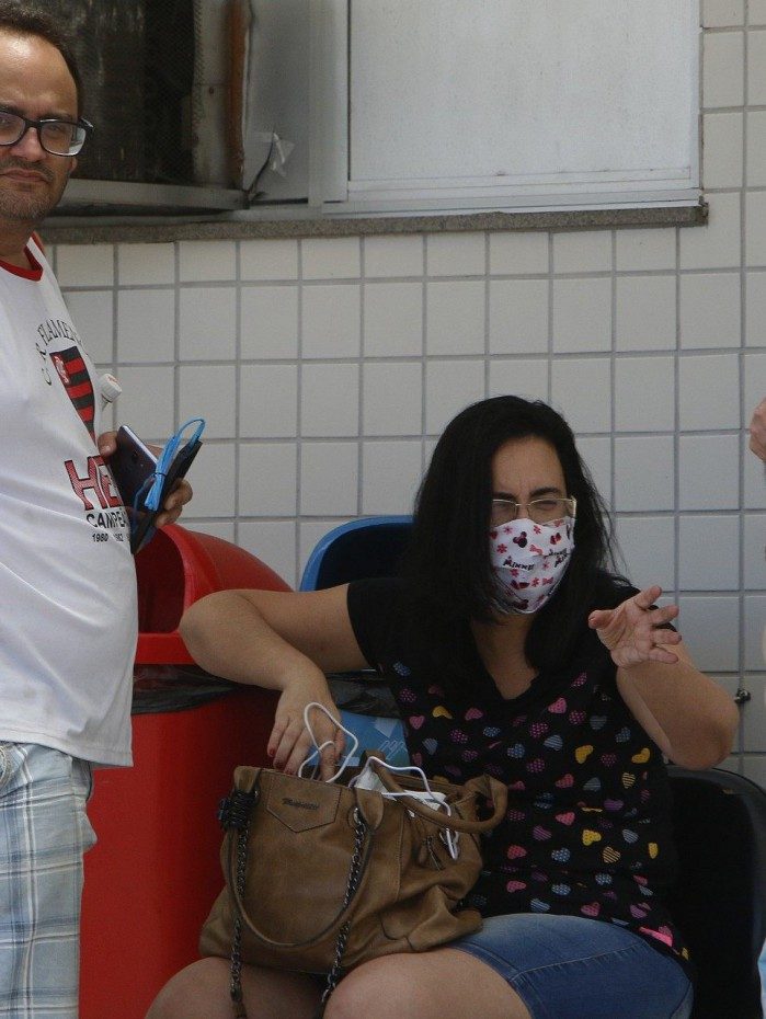 Rio de Janeiro - RJ  - 26/10/2020 - Policia - Motorista e morto a tiros na Linha Amarela quando voltava de evento de carros. Marco Andre de Paula, de 24 anos, foi atingido na cabeça e morreu no local, na altura da saida 3 da via, no Engenho de Dentro, zona norte do Rio - Na foto, Flavia Lacerda Pimentel, mae da vitima;  Modesto Lacerda Pimentel, avo e Marcos Vinicius Lacerda de Paula, tio. Familiares da vitima no IML, na Av. Francisco Bicalho, centro do Rio -  Foto Reginaldo Pimenta / Agencia O Dia