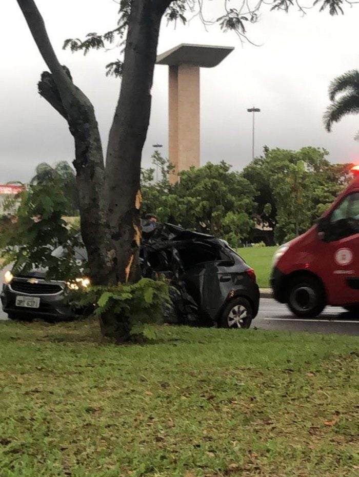 Homem morre após colidir carro em uma árvore no Aterro do Flamengo