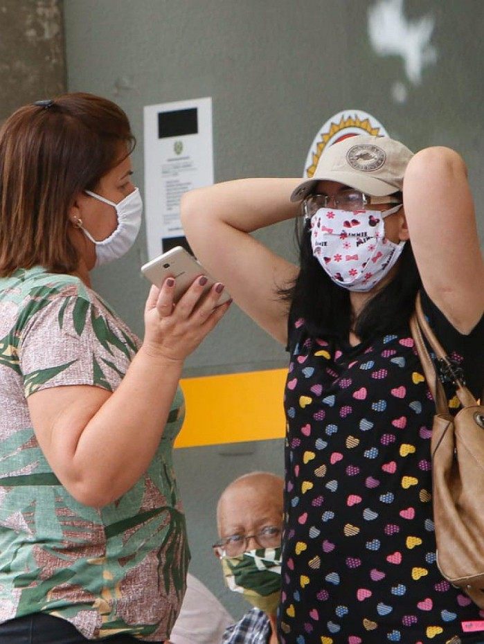 Mãe de Marco André, Flávia Lacerda Pimentel, no IML para liberação de corpo