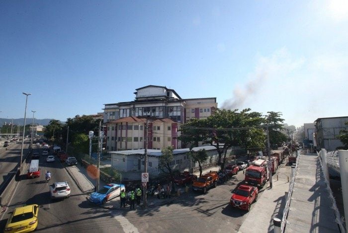 Bombeiros foram acionados para os primeiros sinais de fumaça no HFB, às 9h50 de ontem. A PM interditou a pista lateral da Avenida Brasil