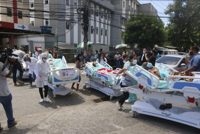 Pacientes são retirados do Hospital Federal de Bonsucesso