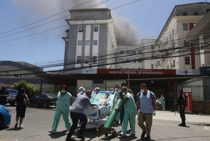 Rio de Janeiro - RJ  - 27/10/2020 - Geral - Hospital Federal de Bonsucesso, na Zona Norte do Rio, que foi atingido por incendio na manha desta terça-feira - na foto, transferencia de pacientes - Foto Reginaldo Pimenta / Agencia O Dia