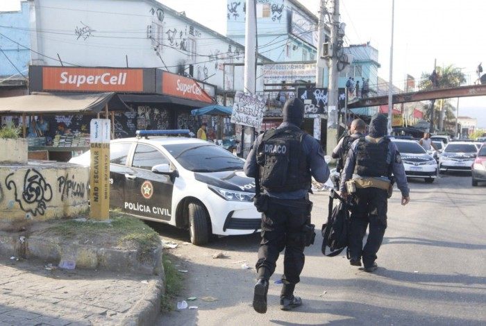 Polícia Civil faz megaoperação nas comunidade Nova Holanda e Parque União, no Complexo da Maré