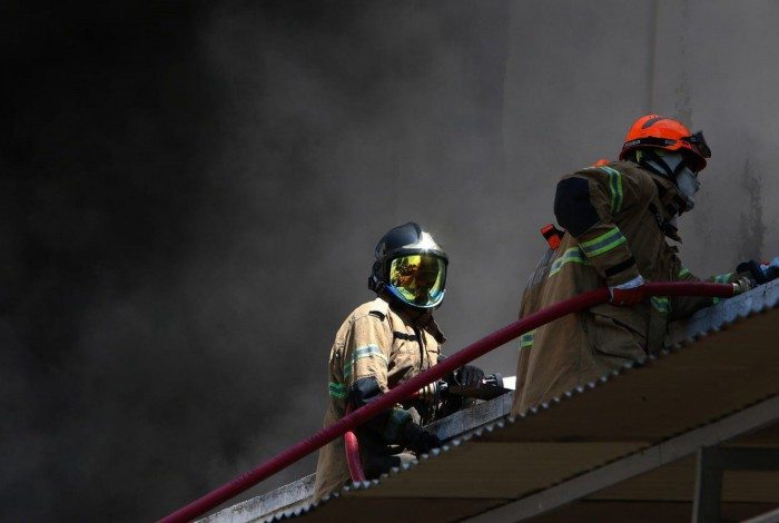 Bombeiros combatem fogo no Hospital Federal de Bonsucesso